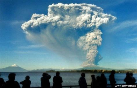 Evacuation as Calbuco volcano erupts in Chile - BBC News