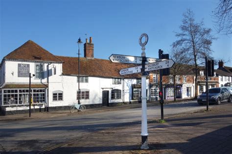 Overton Crossroads © Des Blenkinsopp cc-by-sa/2.0 :: Geograph Britain and Ireland