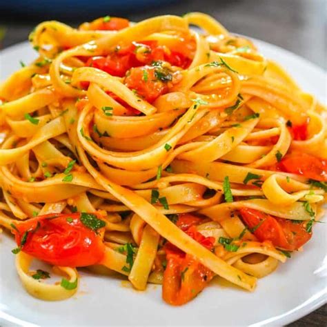 Fettuccine in Tomato Sauce - Eat Something Vegan