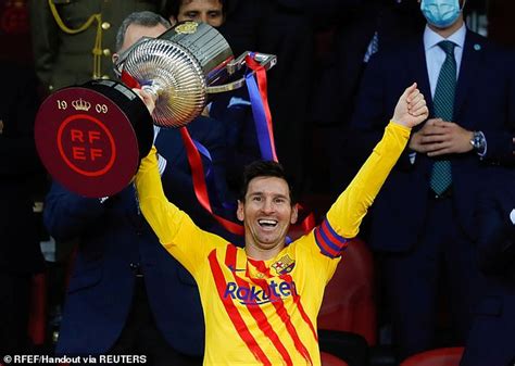 Barcelona players queue up to get Lionel Messi snap after Copa del Rey ...