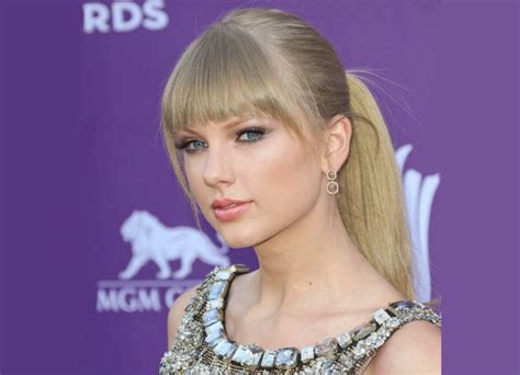 Taylor Swift | Slicked back hairstyle with a ponytail and full blunt bangs