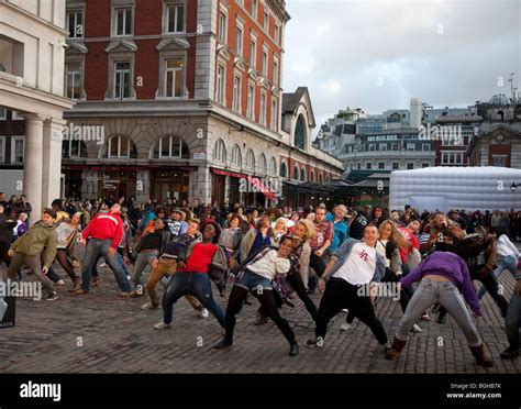 flashmob "flash mob" flashmobbing "flash mobbing" group dancing Stock Photo - Alamy