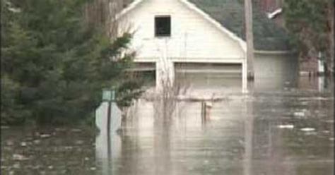 Hundreds Evacuate Flooding At Maine Border - CBS News