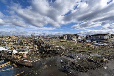 Predawn Missouri tornado kills at least 5 - Los Angeles Times