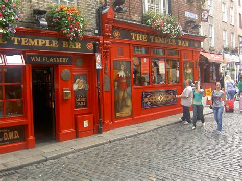 File:Pub Temple Bar - Dublin.jpg