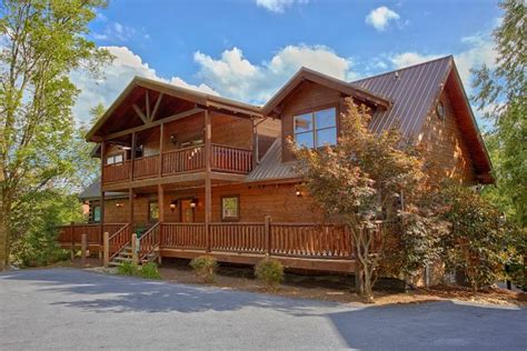 Smoky Mountain Cabin Sleeps 20 Guests | Cabins USA Gatlinburg