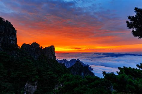 Watch Huangshan Sunrise While Hiking the Yellow Mounatin 2024