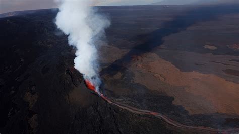 A Rush to See Hawaii’s Eruption Reveals Social Fissures on the Big ...