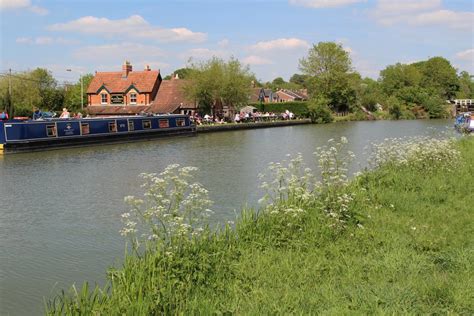 The Black Horse pub, Kennet and Avon Canal, Devizes - Beautiful England Photos