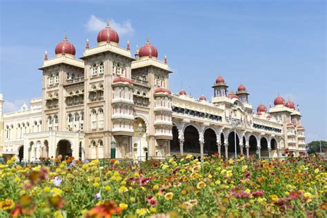 12 Top Tourist Places in Karnataka: Temples to Beaches