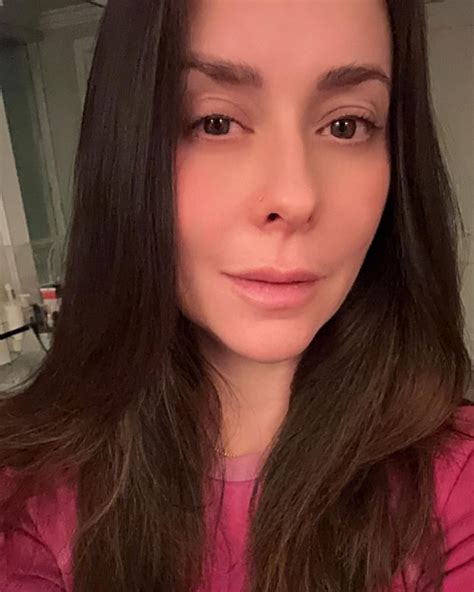 Jennifer Love Hewitt goes makeup-free for 44th birthday