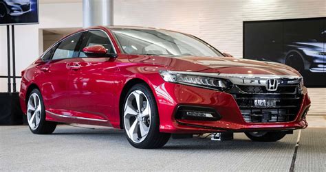 Nissan Altima 2019 vs. Honda Accord 2018: Cán cân nghiêng về bên nào?