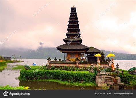 Pura Ulun Danu Bratan, Hindu temple on Bratan lake, Bali, Indonesia — Stock Photo © coleong ...