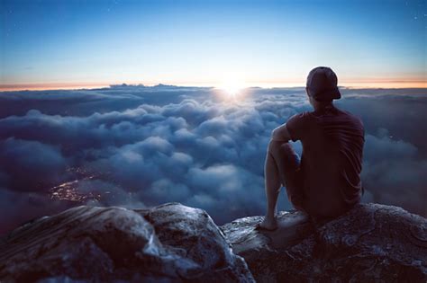 Photo libre de droit de Jeune Homme Avec Vue Sur Les Nuages banque d ...