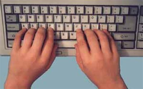 Hunt and Peck typing method versus touch-typing. | Searsol