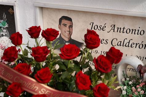 Floral offering in memory of José Antonio Reyes | Sevilla FC