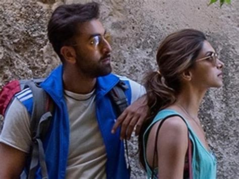 Ranbir Kapoor, Deepika Padukone’s Tamasha earns Rs 24 cr in 2 days | Bollywood - Hindustan Times