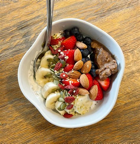 Healthy yogurt bowl recipe