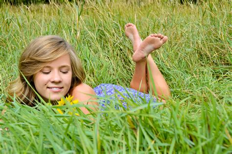 Wallpaper : summer, senior, field, grass, Nikon, September, barefoot, sunflower, summertime ...