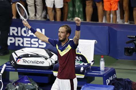 Medvedev gets 'early' win to reach US Open quarters | Reuters