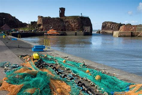 Dunbar Harbour And Castle, East Lothian Scotland Stock Photography - Image: 17991832