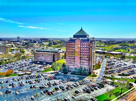 Building Surrounded by Parking Lot Under Clear Day Sky · Free Stock Photo