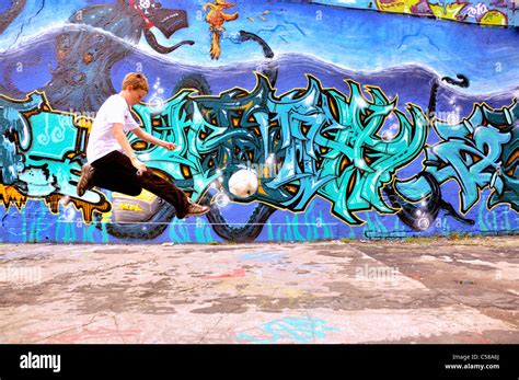 Garçon, jouer, football, soccer, graffiti, pulvérisation, ball, mur de graffiti, soccer ...