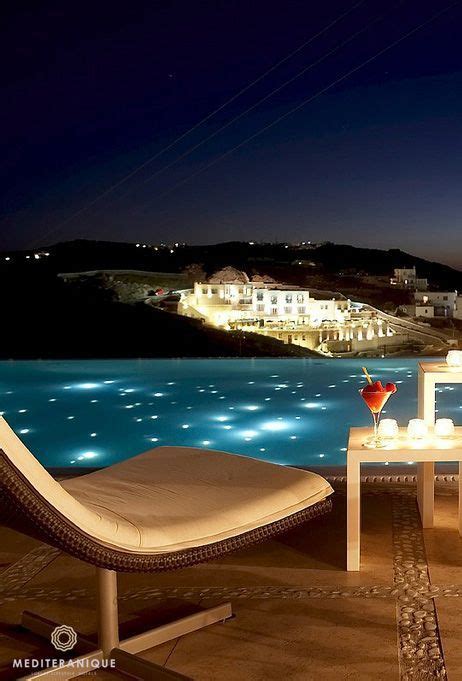 The infinity pool at the Bill & Coo Suites and Lounge in Mykonos, Greece | Vakantie ...