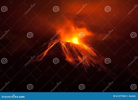 Tungurahua Volcano Powerful Night Eruption Photo stock - Image du ...