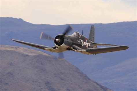 aerodynamics - What's the advantage of the F4U Corsair's gull wing ...