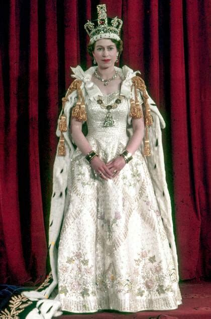 Un vestido de oro y plata y una corona millonaria: el día que Isabel II ...