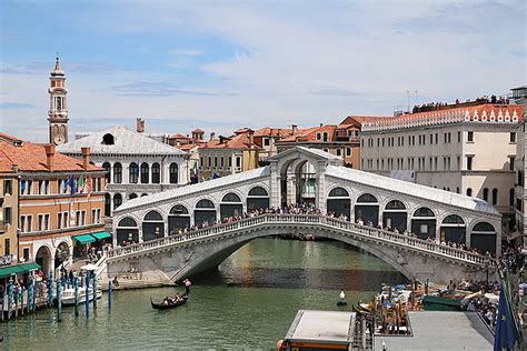 Ponte di Rialto, Canal Grande. Art Destination Venice