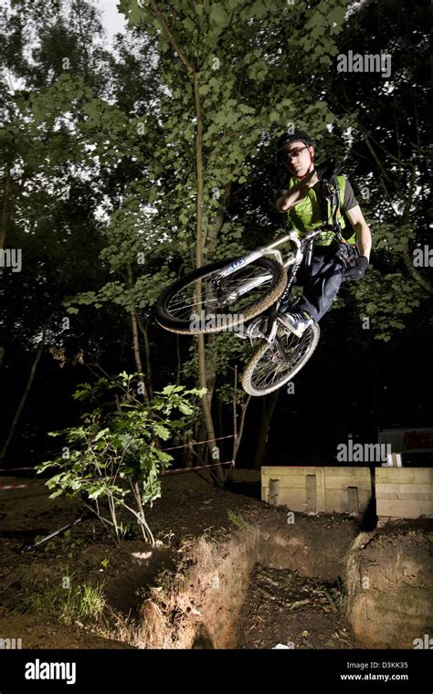 Mountain bike stunts hi-res stock photography and images - Alamy