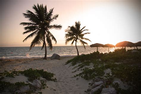 File:Tropical beach sunset.jpg - Wikimedia Commons