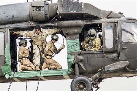 sling-load-helicopter-military-army-pilot | Jobs for Veterans | G.I. Jobs