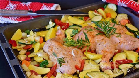 Receta de Pollo al horno con patatas y verduras: un clásico cinco estrellas