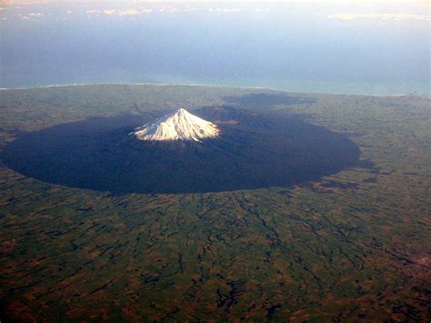 3 Chinese Climbers Saved by Badass Rescuers in Dark After Avalanche on Mt. Taranaki, NZ on ...