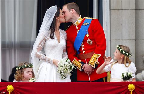 ROYAL WEDDING 2011 PICTURES: A kiss for Kate Middleton and Prince ...