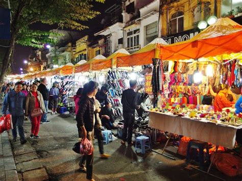 Hanoi Night Market - For bargain shopping, cheap booze & free entertainment