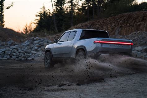 Rivian Scales to Build Electric Ford SUV and Cheaper Rivian Trucks – EVBite