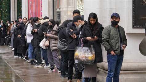 Shoppers flock to stores in London as Boxing Day sales begin | UK News ...