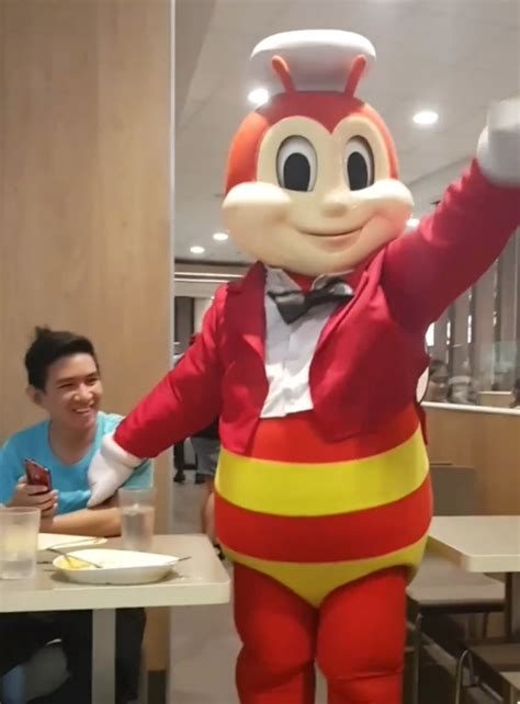 Jollibee Mascot Helped Man To Get The Attention of Female Customer