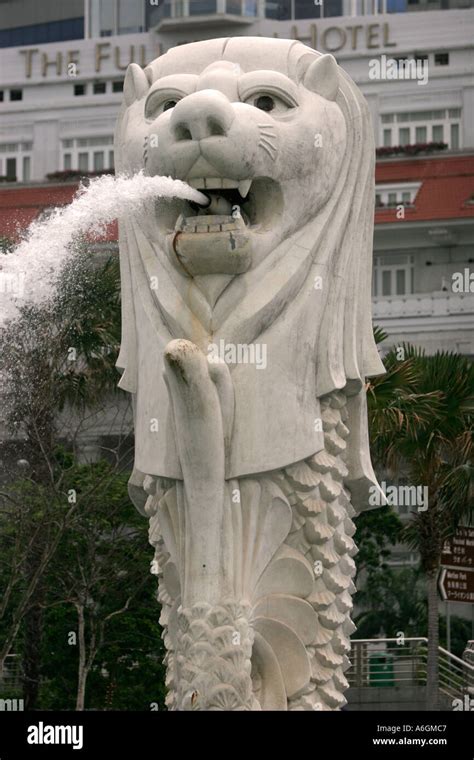 Merlion fountain at Merlion Park and promenade adjacent to the luxury ...