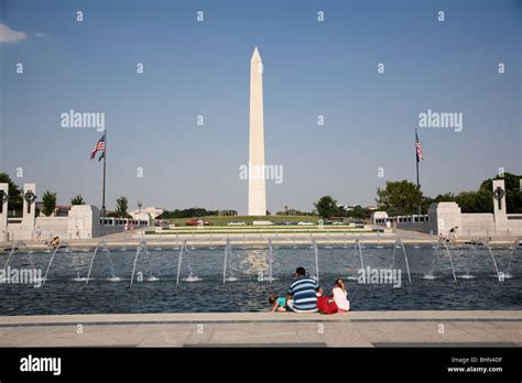 National World War II Memorial fountain and the Washington Monument ...