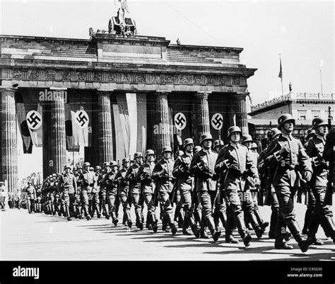 Wehrmacht parade at the Brandenburg Gate in Berlin, 1939 Stock Photo ...