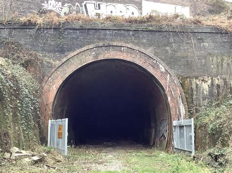 Abandoned railway tunnel in West Midlands, England : r/AbandonedPorn