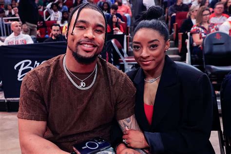 Simone Biles Says She 'Broke Down' After Husband Jonathan Owens' Viral ...