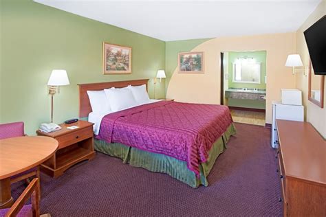 Days Inn & Suites by Wyndham Terre Haute | Terre Haute, IN Hotels