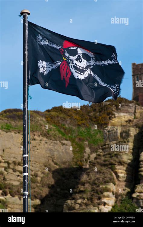 Jolly Roger Skull and Crossbones Flag Stock Photo - Alamy