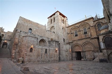 Why Muslim Families Hold the Keys to Jerusalem's Church of the Holy Sepulchre - GreekReporter.com